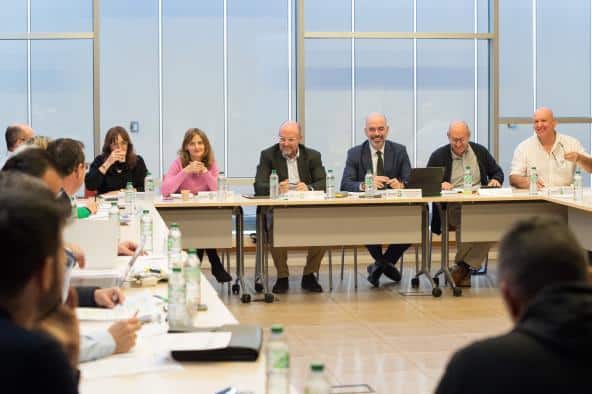 Castilla-La Mancha impulsa medidas para cubrir plazas de difícil acceso en el sector sanitario y mejorar la atención médica.