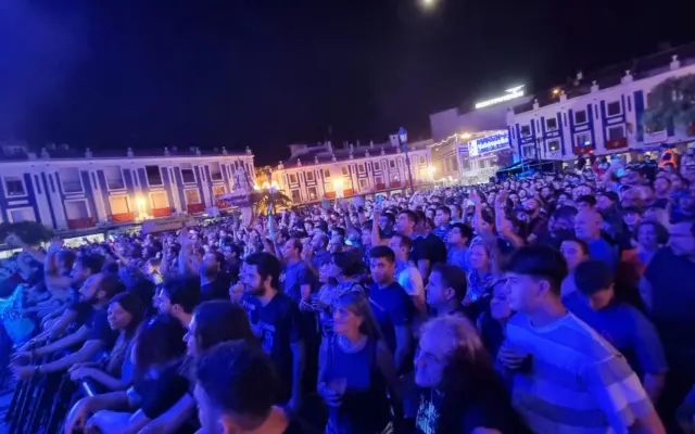 Peñas participando en las Fiestas de la Vendimia y el Vino de Valdepeñas