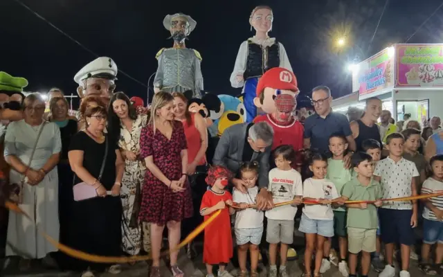 El alcalde de Valdepeñas inaugura la Feria de Agosto junto a los gigantes y cabezudos