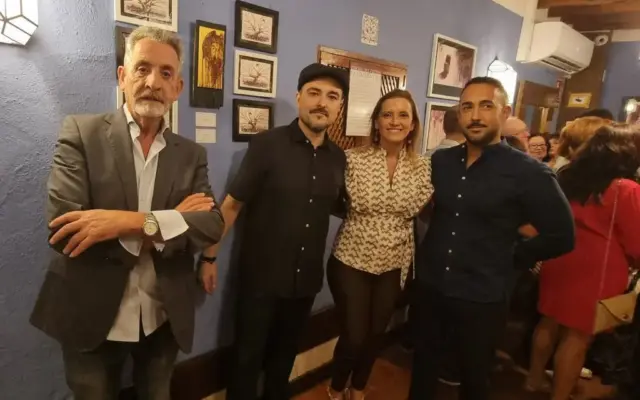 Obras pintadas con vino tinto de Chema del Fresno en la exposición 'La voz del vino'