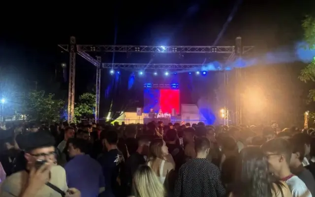 Cartel de Festivaldepeñas 2026 en el Parque Cervantes de Valdepeñas