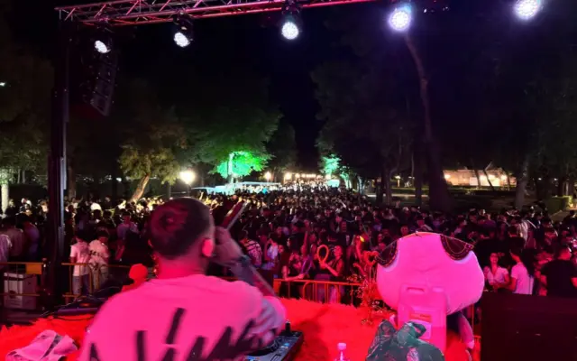 Público asistente a Festivaldepeñas en el Parque Cervantes de Valdepeñas