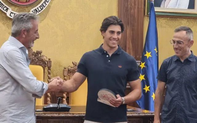 El alcalde Jesús Martín recibe al kayakista Adrián Moreno en el salón de plenos de Valdepeñas