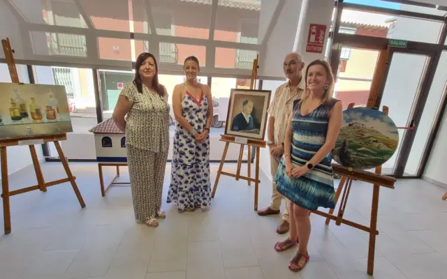 Vanessa Irla en la inauguración de la exposición de pintura de Alfonso García Fernández en el Centro de Mayores de Bonilla