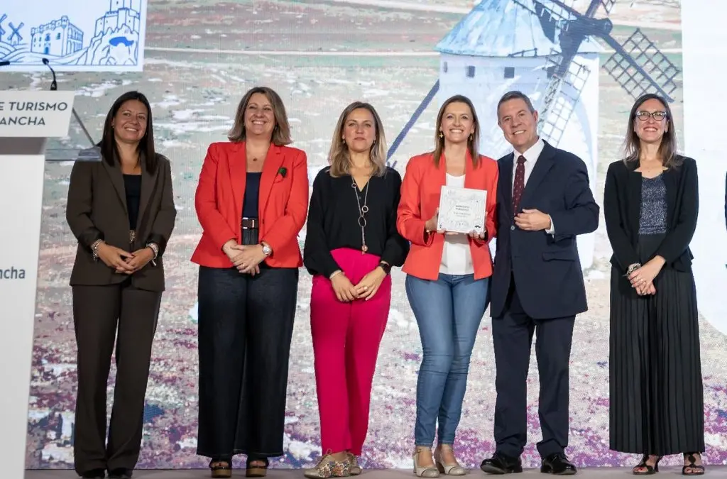 Vanessa Irla recibe la placa de reconocimiento a Valdepeñas en el II Foro Regional de Turismo de Castilla-La Mancha