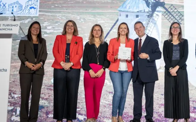 Vanessa Irla recibe la placa de reconocimiento a Valdepeñas en el II Foro Regional de Turismo de Castilla-La Mancha