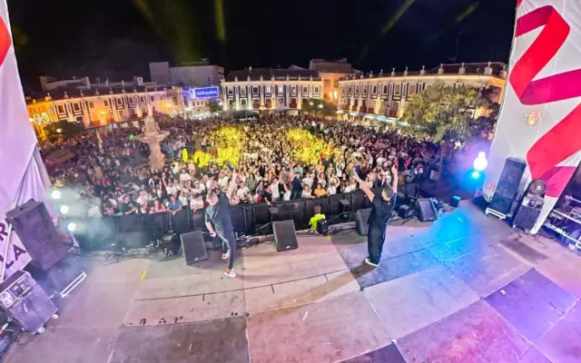 Cartel del festival Un viaje a los 90 en las Fiestas del Vino de Valdepeñas