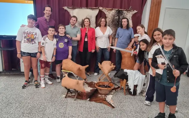 Antonio Fresneda muestra el oficio de botero a alumnos del colegio Jesús Baeza de Valdepeñas