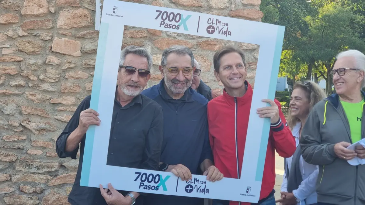 Participantes en la caminata de 7.000 pasos CLM x la vida en Valdepeñas