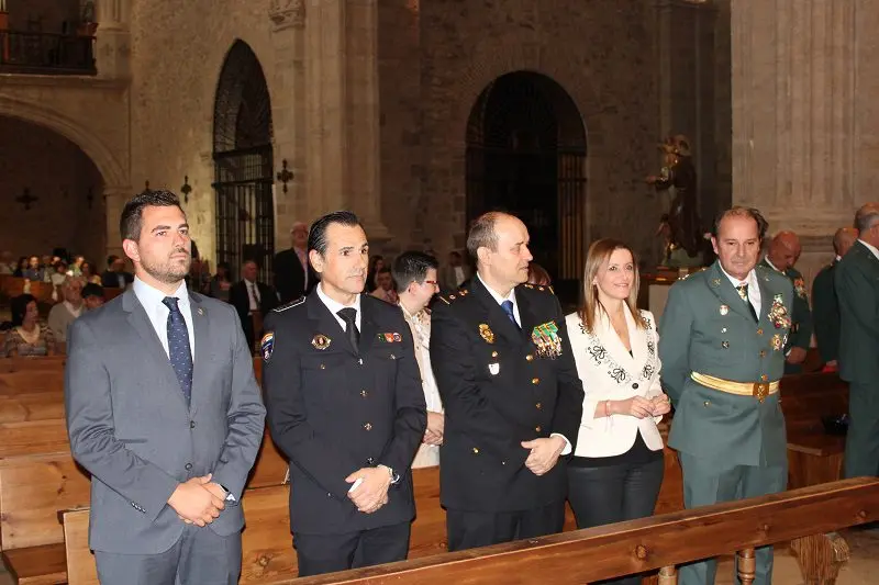Vanessa Irla junto a miembros de la Guardia Civil en Valdepeñas